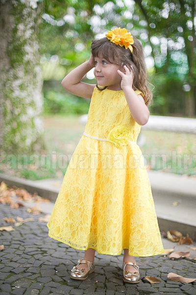vestido infantil amarelo claro