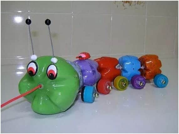 Brinquedos reciclados com garrafa pet