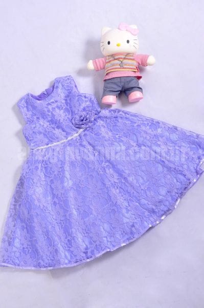 Vestido para festa infantil de renda lilás
