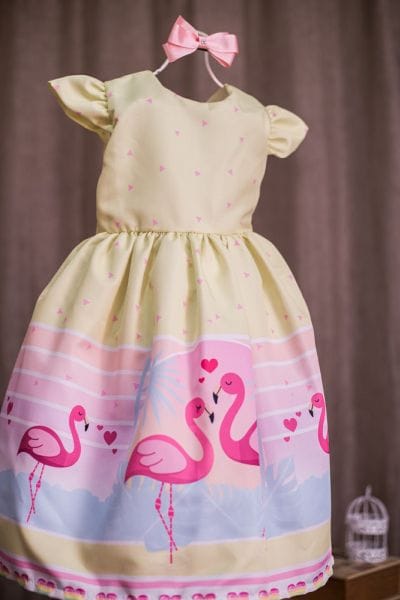 Vestido com estampa de flamingos